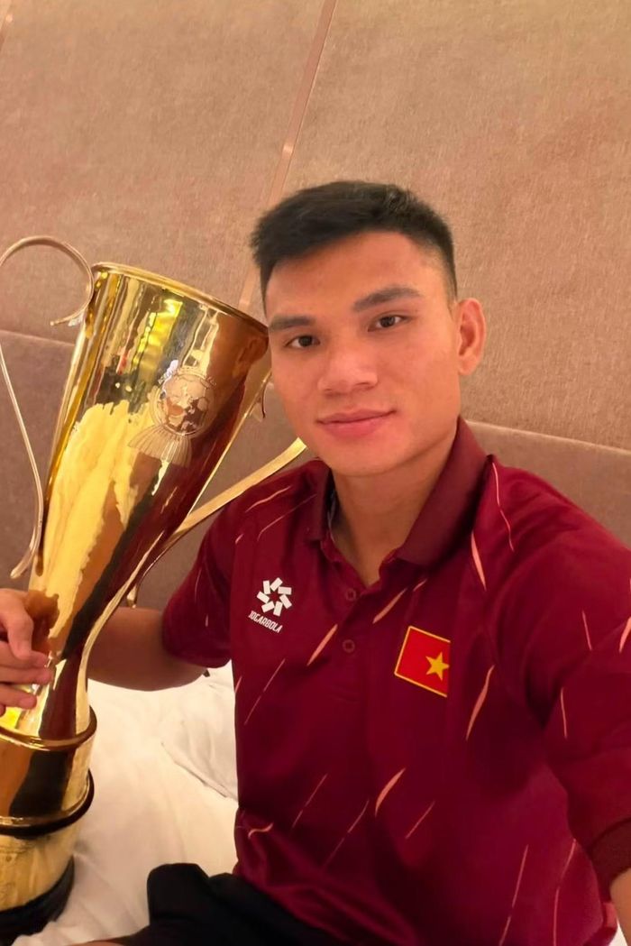 Phạm Xuân Mạnh khoe cúp vô địch trong phòng thay đồ, chụp ảnh lưu niệm sau khi ra về. Hậu vệ sinh năm 1996 viết: “Ước mơ bảo vệ chức vô địch đã thành hiện thực, như một giấc mơ”.