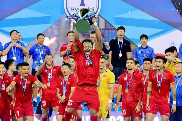 Nguyễn Xuân Son chia sẻ loạt khoảnh khắc ăn mừng cùng các đồng đội sau chức vô địch ASEAN Cup 2026. Tiền đạo tuyển Việt Nam còn đăng ảnh nhận danh hiệu trong lễ trao giải có sự hiện diện của Chủ tịch FIFA Gianni Infantino. Với 5 bàn thắng, Xuân Son cùng Đình Bắc trở thành đồng Vua phá lưới của giải đấu.