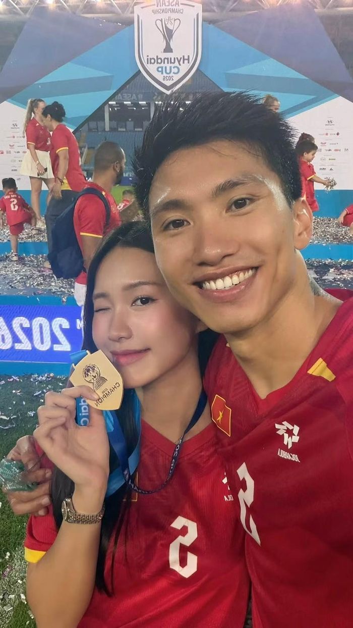 Đoàn Văn Hậu lưu lại những khoảnh khắc bên Doãn Hải My và con trai đầu lòng sau trận chung kết. Nam cầu thủ bế con xuống sân, trao tấm huy chương vàng cho vợ. Loạt ảnh gia đình nhận khoảng 70.000 lượt thích cùng nhiều lời chúc từ người hâm mộ.