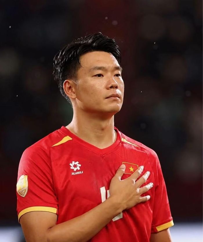 Trung vệ Nguyễn Thành Chung chia sẻ bức ảnh đặt tay lên ngực trong màu áo tuyển Việt Nam. Anh gửi lời tri ân tới khán giả: “Cảm ơn người hâm mộ, chúng em đã làm được rồi”. Thành Chung cùng đồng đội hoàn thành mục tiêu bảo vệ ngôi vương sau hai trận chung kết với Thái Lan.