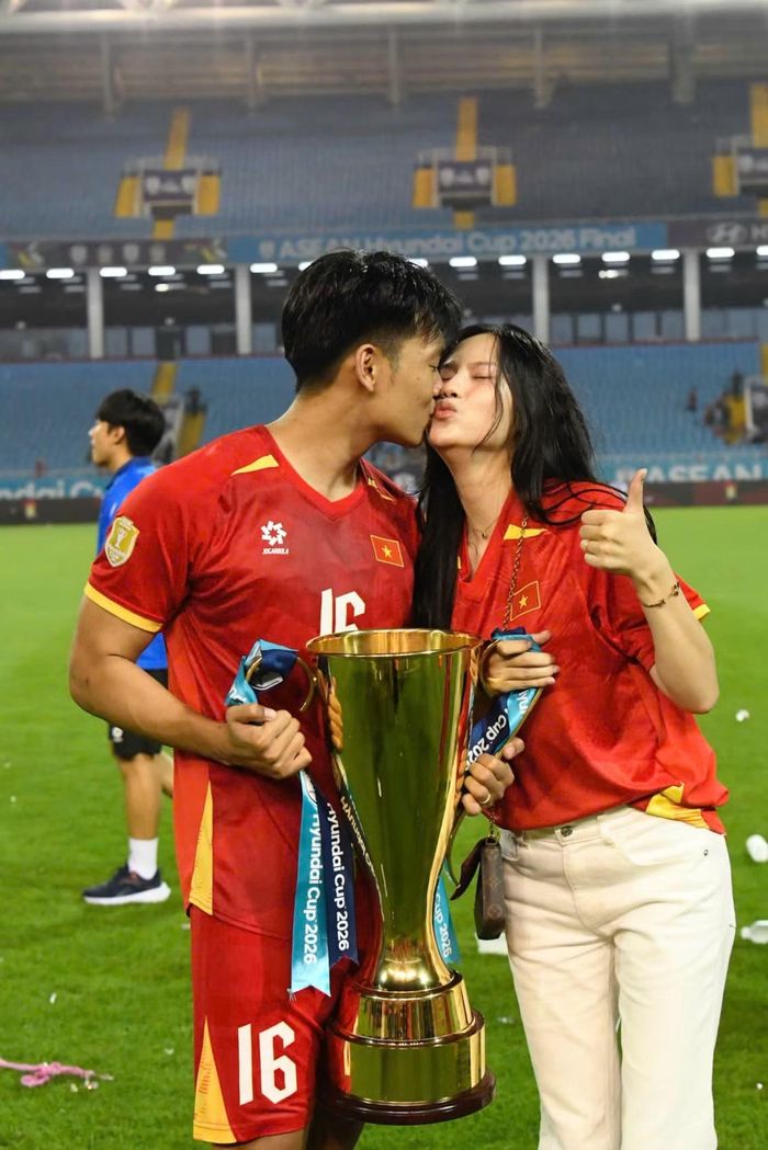 Khoảnh khắc Thành Chung hôn vợ trên sân bóng nhận nhiều lượt chia sẻ trên mạng xã hội. Ảnh: Như Ý.