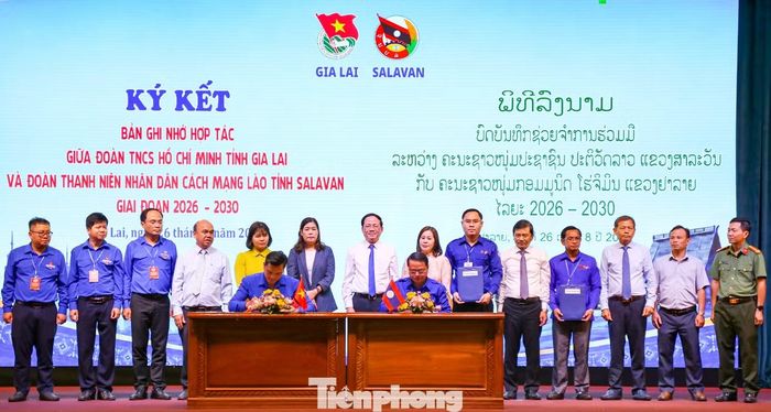 Tỉnh Đoàn Gia Lai và Tỉnh Đoàn các tỉnh Attapeu, Salavan, Sekong ký bản ghi nhớ hợp tác. Ảnh: Trương Định