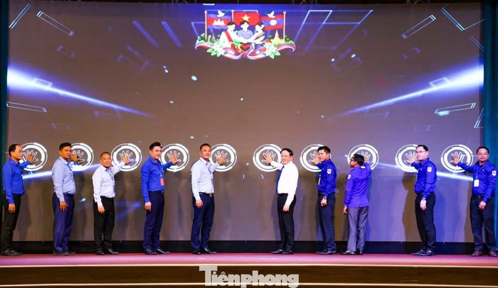 Các đại biểu thực hiện nghi thức khai mạc. Ảnh: Trương Định.