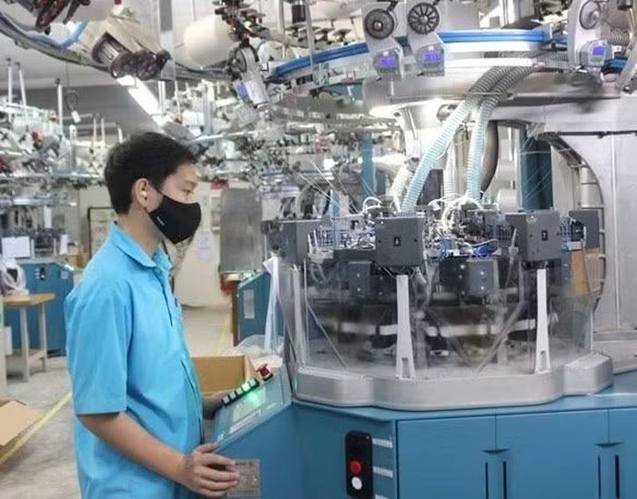 Kỹ sư làm về khoa học công nghệ làm việc tại một nhà máy ở Khánh Hòa. Ảnh: Phương Linh.