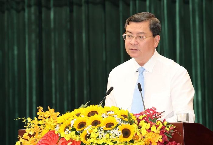 Phó Chủ tịch UBND TPHCM Nguyễn Công Vinh trình bày các tờ trình. Ảnh: Ngô Tùng