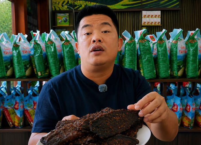 Hải Sa Pa giới thiệu thịt trâu gác bếp tại một cửa hàng ở TP Hồ Chí Minh. Ảnh MXH
