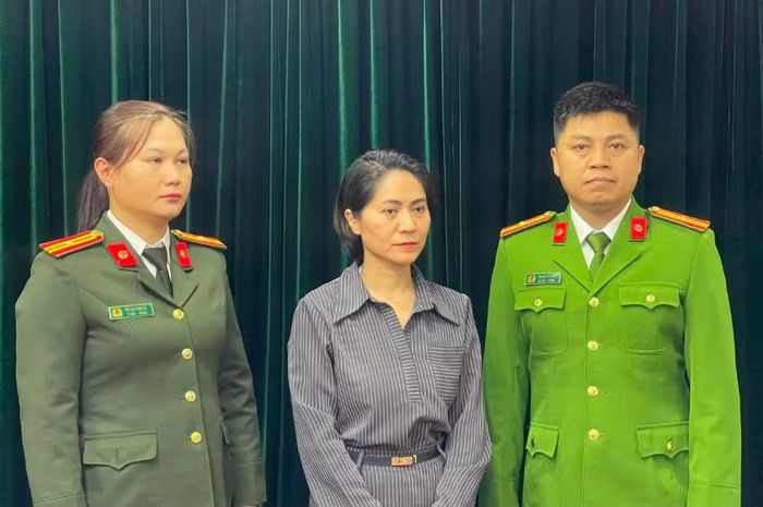 Bị cáo Nguyễn Thị Thu Hà thời điểm bị tống đạt quyết định khởi tố.