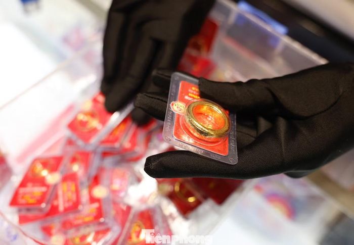 Giá vàng trong nước đồng loạt giảm theo giá thế giới.