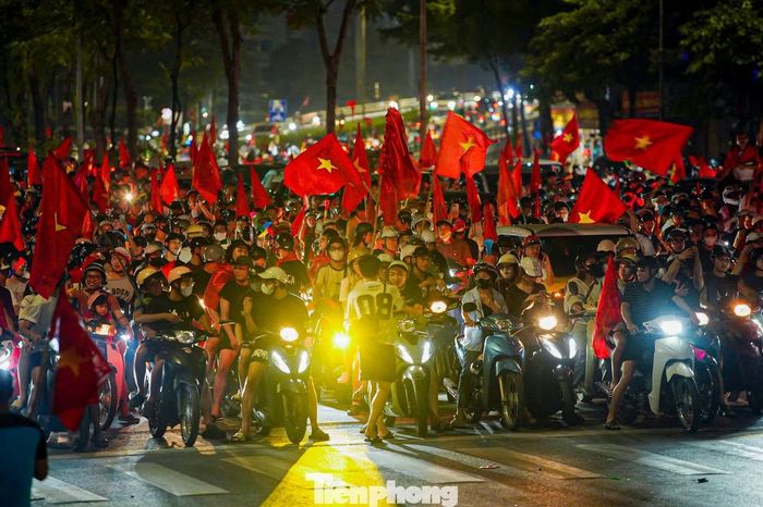 Một đêm “đi bão” rực đỏ đường phố Hà Nội, sôi động nhưng vẫn để lại những hình ảnh đẹp về ý thức chấp hành giao thông của người hâm mộ.