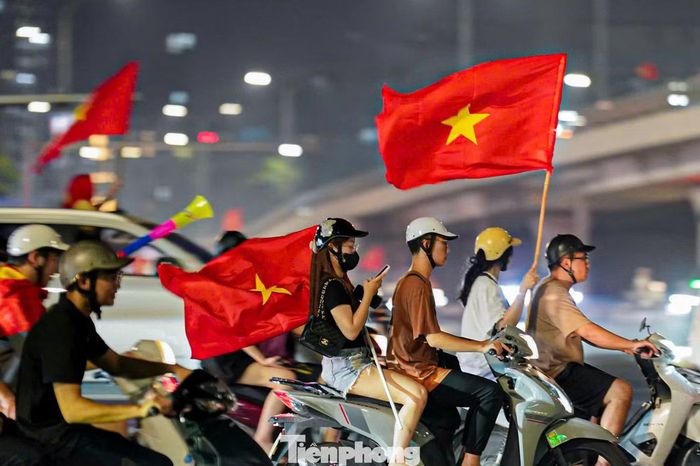 Dù lượng người và phương tiện rất lớn, nhiều đoàn cổ động viên vẫn chấp hành tín hiệu đèn giao thông.