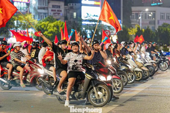 Nhiều cổ động viên đi xe máy đội mũ bảo hiểm đầy đủ khi xuống phố mừng chiến thắng của tuyển Việt Nam.