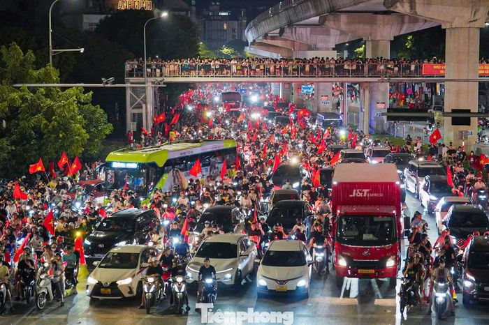 Tại Hà Nội, càng về đêm, lượng người hướng về các tuyến phố trung tâm càng đông, "nhuộm đỏ" nhiều tuyến đường bằng cờ Tổ quốc.