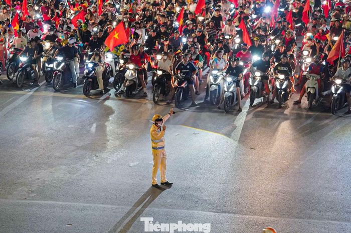 Lực lượng CSGT có mặt tại các nút giao lớn, phân luồng và điều tiết giao thông trong đêm ăn mừng.