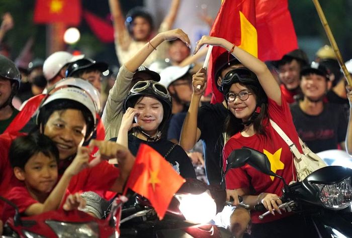 Cổ động viên nghiêm chỉnh đội mũ bảo hiểm đầy đủ khi "đi bão".