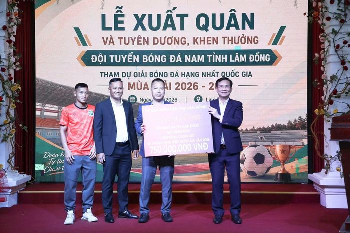 Trao số tiền thưởng 750 triệu đồng cho đội Đội tuyển Bóng đá nam tỉnh Lâm Đồng.