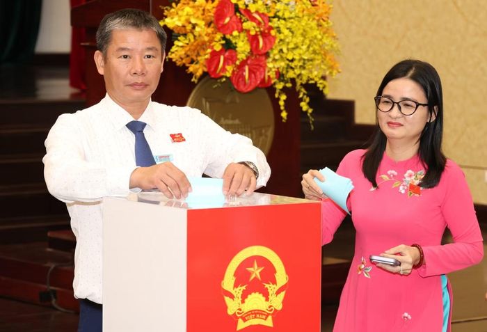 Đại biểu HĐND TPHCM tiến hành bầu cử tại kỳ họp. Ảnh: Ngô Tùng