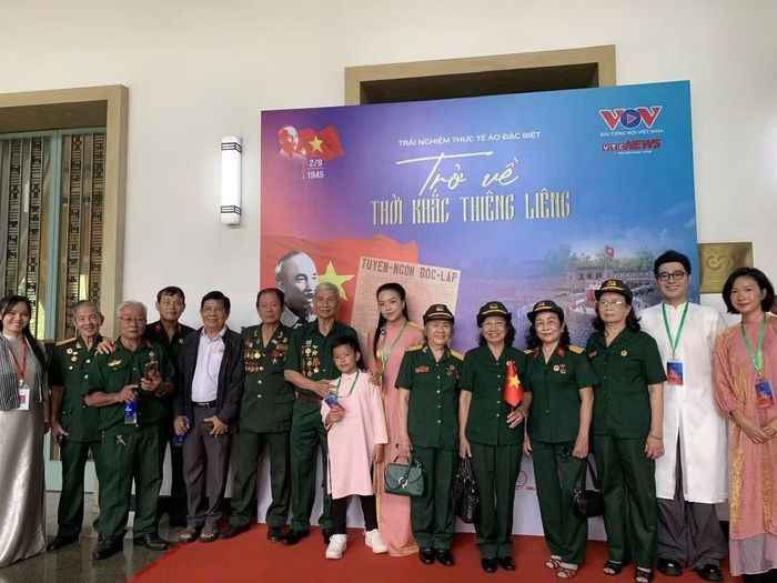 Bà Nguyễn Thị Phương cùng đồng đội tại chương trình “Trở về thời khắc thiêng liêng”, cùng ôn lại những ký ức của một thời chiến đấu. Ảnh: Nguyễn Tiến