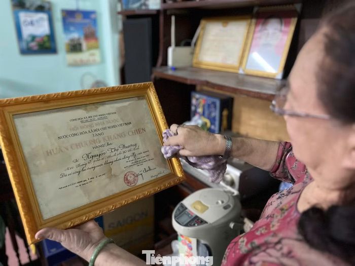 Bà Nguyễn Thị Phương được trao tặng Huân chương Kháng chiến hạng Ba vì những đóng góp trong cuộc kháng chiến chống Mỹ, cứu nước. Ảnh: Nguyễn Tiến