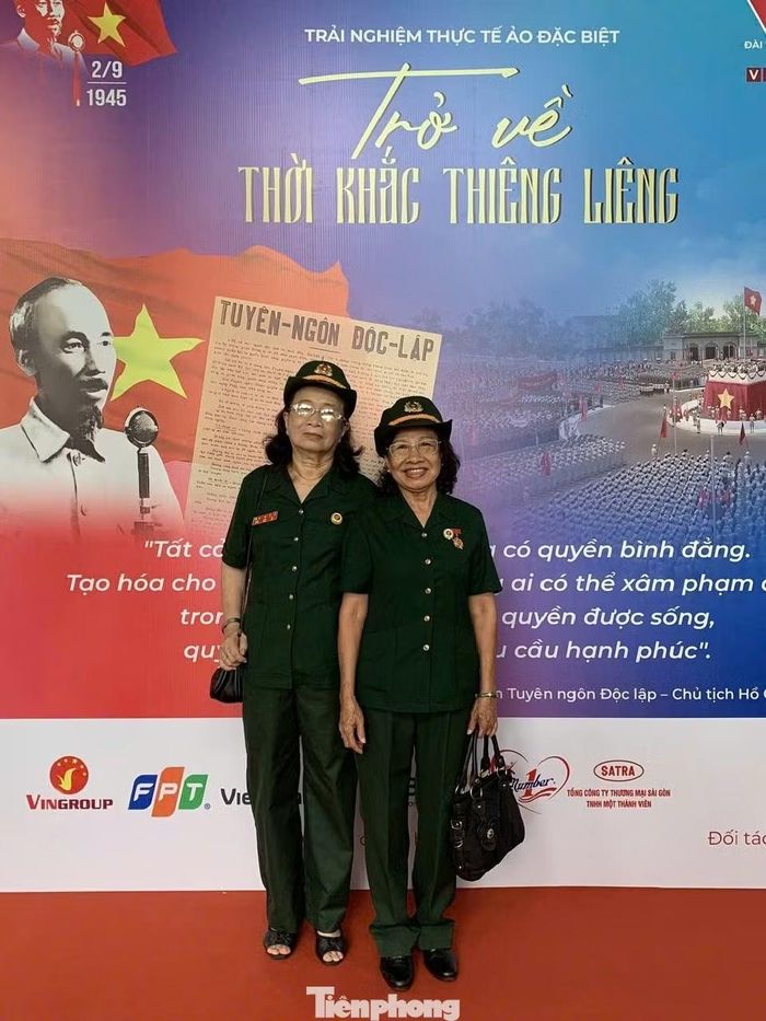 Bà Nguyễn Thị Phương cùng đồng đội tham gia chương trình “Trở về thời khắc thiêng liêng”, ôn lại những ký ức hào hùng của một thời chiến đấu. Ảnh: Nguyễn Tiến