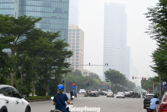 “Sáng nay, nhìn ra xa gần như không thấy rõ các tòa nhà. Trời không mưa nhưng cứ như có một lớp sương phủ kín”, một người tham gia giao thông trên đường Dương Đình Nghệ chia sẻ.