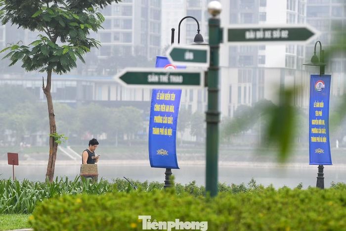 Tại công viên An Hòa, hàng cây, khu vui chơi và các công trình phía xa giảm rõ nét trong màn mù bao phủ.