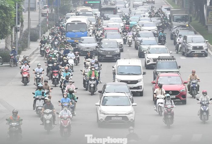 Một người đi đường cho biết, sáng nay khác hẳn thường ngày, các tòa nhà cao tầng nhìn từ xa chỉ còn thấy bóng mờ.