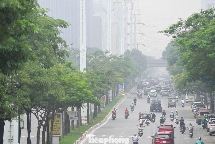 Đến 11h trưa 27/8, màn mù vẫn bao phủ bầu trời Hà Nội, khiến các tòa nhà cao tầng phía xa tiếp tục mờ khuất, tầm nhìn hạn chế.