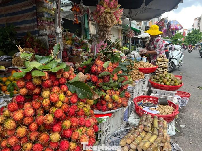 Hoa tươi, trái cây tăng giá nhẹ trong ngày rằm tháng Bảy.