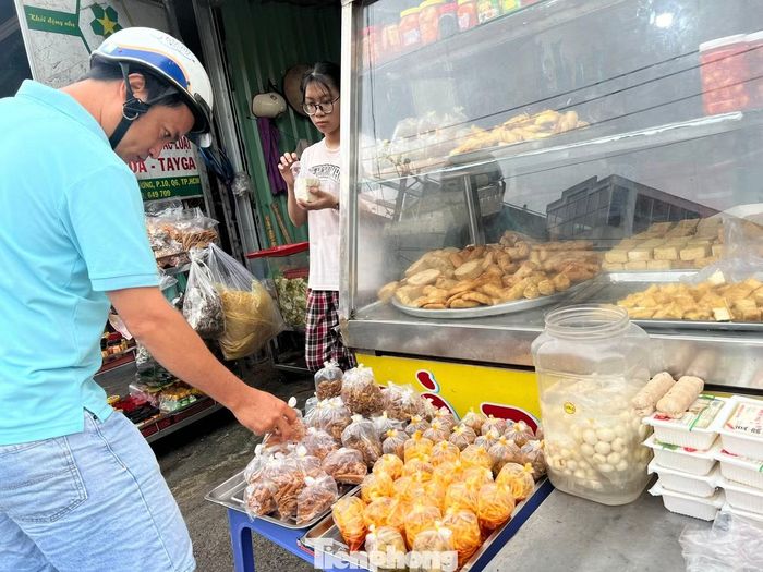 Đậu hủ dắt khách.