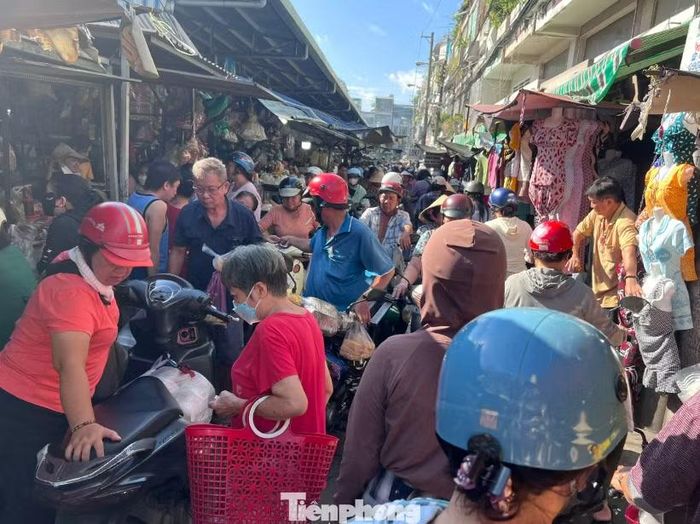 Giờ cao điểm chợ đông nghịt khách.