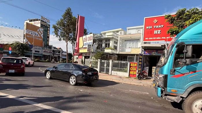 Hiện trường xe tải va chạm với ô tô con.