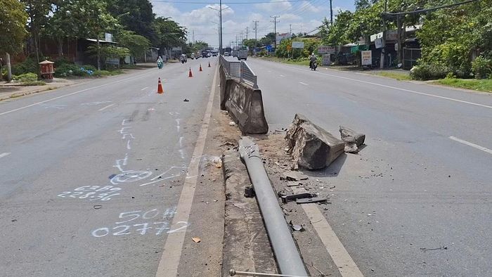Hiện trường vụ tai nạn giữa 2 xe gắn máy và xe đầu kéo.