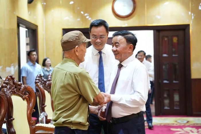 Thường trực Ban Bí thư và Bí thư Thành ủy Đà Nẵng thăm hỏi ông Hồ Văn Lang tại buổi lễ.