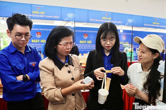 Đại biểu tham quan các gian hàng thanh niên khởi nghiệp.