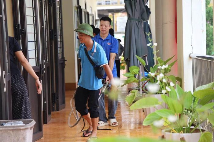 Đoàn viên xã Nam Dương giúp trường học khắc phục hậu quả sau bão.