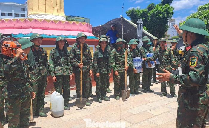 Lực lượng quân đội được huy động hỗ trợ chữa cháy. Ảnh: Trương Định