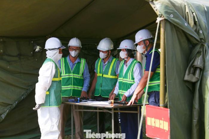 Ngay lập tức, khu vực hiện trường được lực lượng chức năng phong tỏa, khoanh vùng và kiểm soát người, phương tiện. Chỉ huy hiện trường có mặt để phối hợp với các lực lượng thảo luận phương án xử lý.