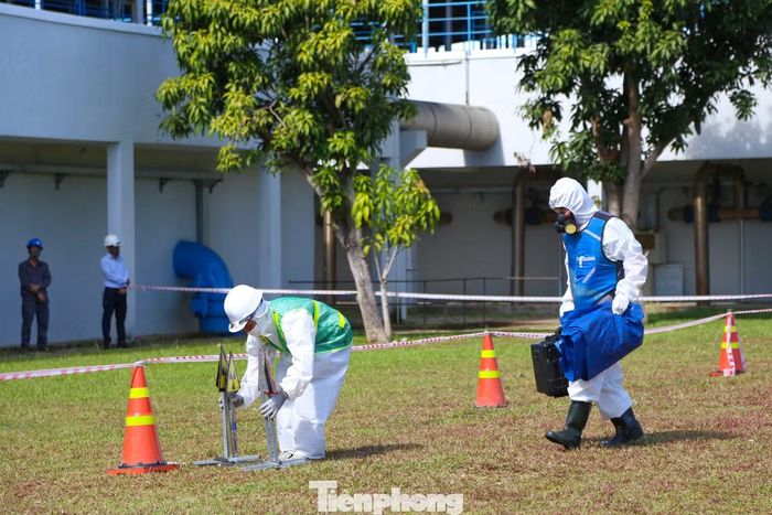 Tiếp nhận thông tin, đánh giá ban đầu sự cố, Sở Khoa học và Công nghệ nhận định khả năng liên quan đến nguồn phóng xạ ngoài kiểm soát, nguy cơ ở mức báo động cấp 2. Lực lượng chuyên môn sử dụng thiết bị đo và xác định vật thể là nguồn phóng xạ.