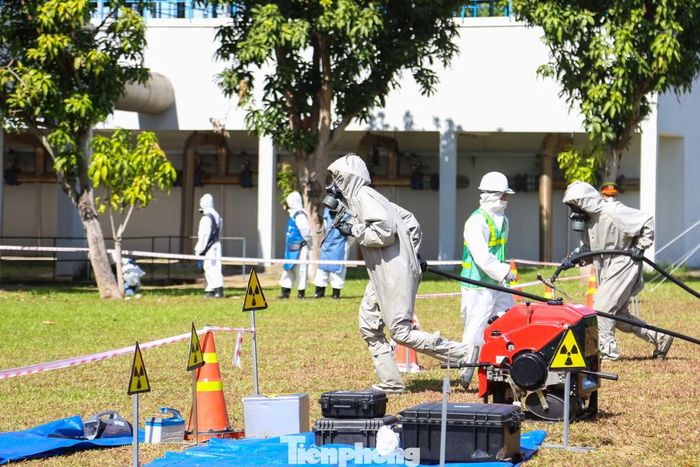 Quá trình này được các lực lượng liên tục thực hiện cho đến khi đảm bảo hiện trường đã được tẩy xạ hoàn toàn. Sau đó, lực lượng kỹ thuật đo kiểm lần cuối. Kết quả xác nhận nguồn phóng xạ và nước nhiễm xạ đã được thu hồi; khu vực cơ bản được kiểm soát.