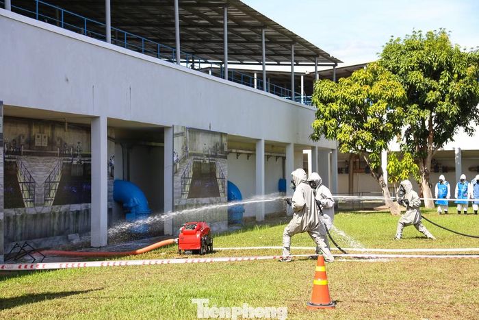 Các chiến sĩ phòng hóa tiến hành xử lý bột phóng xạ và thực hiện tẩy xạ khu vực nguy hiểm. Lực lượng phòng cháy chữa cháy và cứu nạn cứu hộ bơm hút nước nhiễm xạ vào các téc chuyên dụng để vận chuyển về nơi lưu giữ tạm thời.