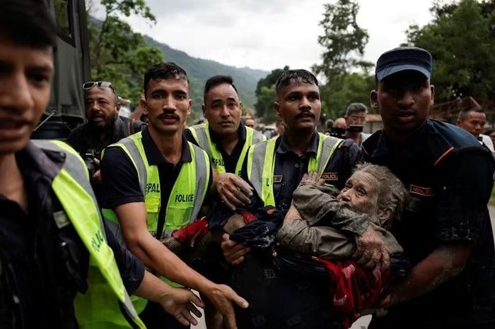 Lực lượng cứu hộ tại Nepal đang khẩn trương tìm kiếm người mất tích, đồng thời đưa người dân mắc kẹt ra khỏi những khu vực nguy hiểm.