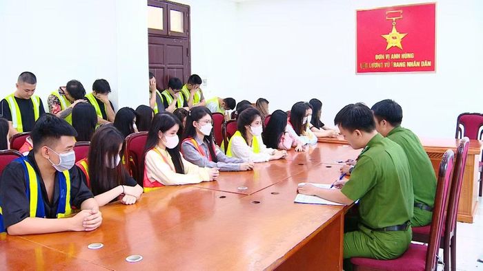 Các đối tượng tại cơ quan Công an.