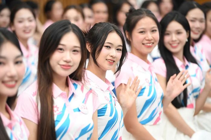 Nhiều cô gái cho biết họ ít có cơ hội gặp các cầu thủ nổi tiếng nên khá hào hứng. Họ sẵn sàng ra sân cổ vũ cho các cầu thủ mình yêu thích trong trận đấu diễn ra ngày 30/8.