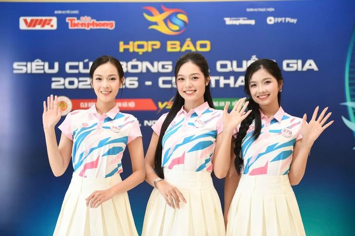 Không khí trước trận cũng khiến các thí sinh bàn luận sôi nổi về khả năng giành chiến thắng của hai đội. Họ mong chờ trận đấu hấp dẫn, có nhiều bàn thắng và đặc biệt muốn chứng kiến màn trình diễn của những tuyển thủ đang nhận được sự quan tâm lớn từ người hâm mộ.
