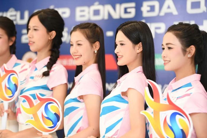 Cuộc đối đầu năm nay càng được chờ đợi khi hai đội đều bước vào trận đấu với tư cách nhà vô địch. CLB Công an Hà Nội giành chức vô địch V.League 2025/26 sau mùa giải nổi bật với 64 điểm, trong khi CLB Công an TPHCM đăng quang Cúp Quốc gia và trở lại sân chơi Siêu cúp sau nhiều năm.