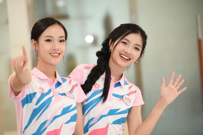 Với nhiều thí sinh, đây không chỉ là dịp thưởng thức bóng đá, còn là cơ hội trải nghiệm không khí sôi động trên sân Hàng Đẫy.