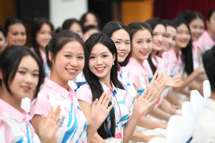 Dàn thí sinh Hoa hậu Việt Nam dành nhiều sự quan tâm cho các cầu thủ nổi bật của hai đội.