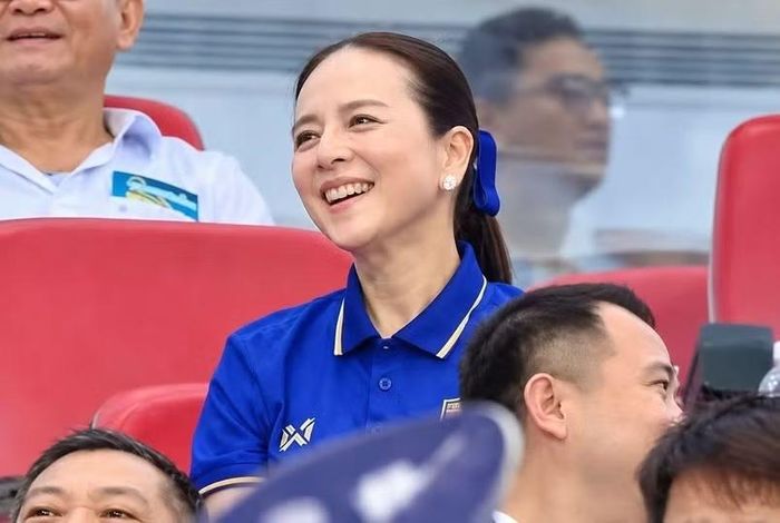 Madam Pang cười khi cầu thủ Thái Lan đá hỏng phạt đền. Ảnh: FBNV.