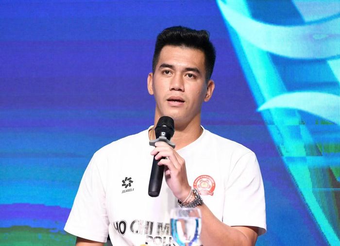 Đại diện Ban tổ chức, các huấn luyện viên, cầu thủ chia sẻ thông tin quan trọng trước trận đấu. (Ảnh: Dương Triều, Như Ý)