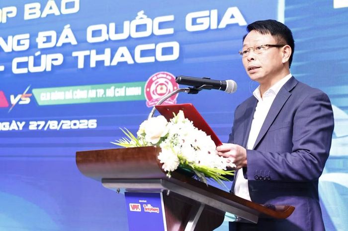 Nhà báo Phùng Công Sưởng - Tổng Biên tập báo Tiền Phong, Đồng Trưởng Ban tổ chức, phát biểu khai mạc họp báo. (Ảnh: Như Ý)
